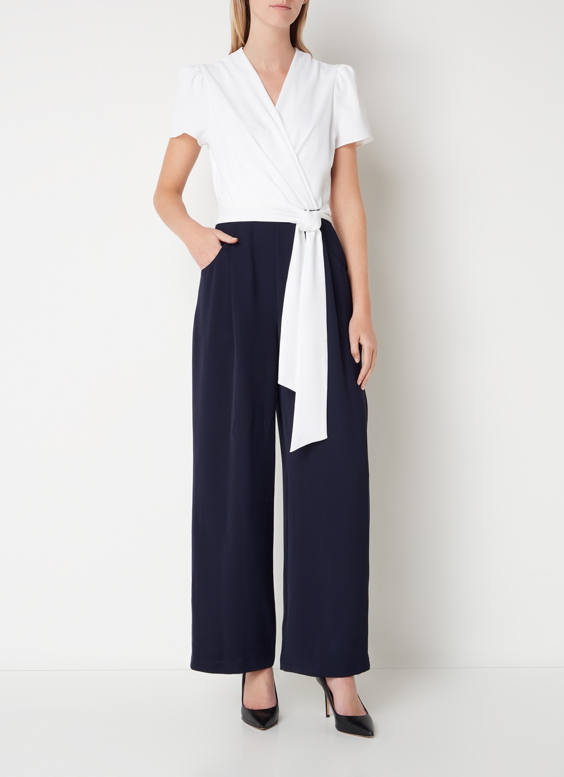 Phase Eight Eloise wide fit jumpsuit met V-hals en strikceintuur - detail 4 donkerblauw