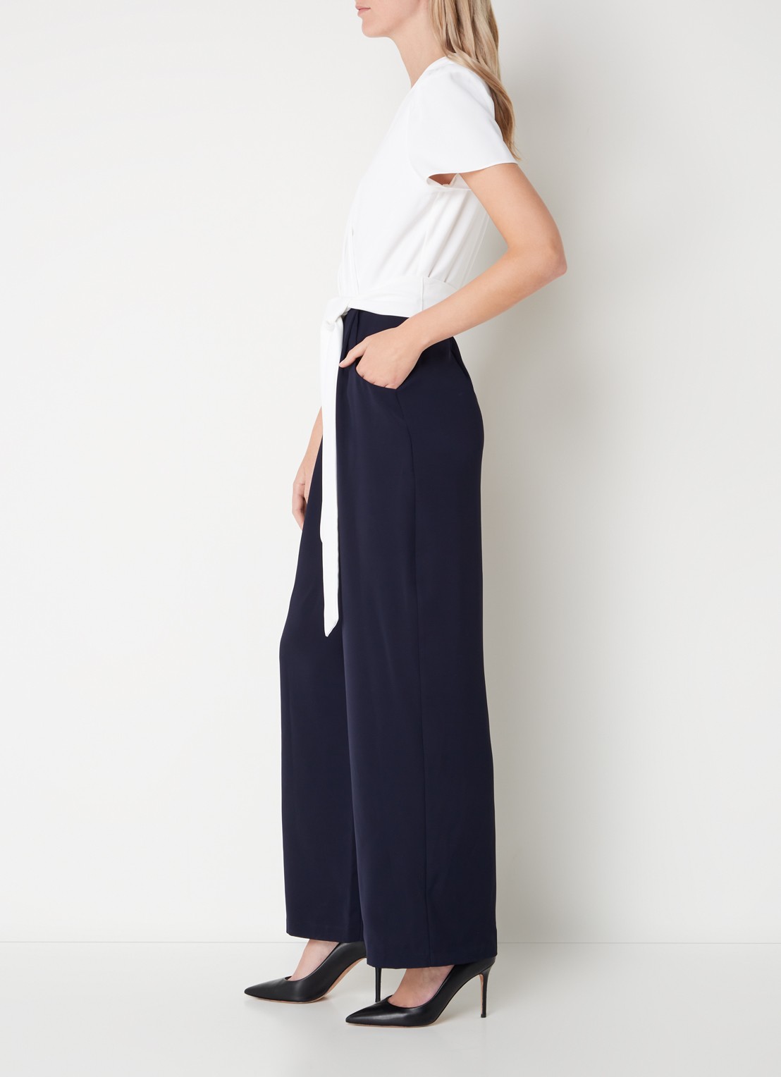 Phase Eight Eloise wide fit jumpsuit met V-hals en strikceintuur - voorkant 2 donkerblauw