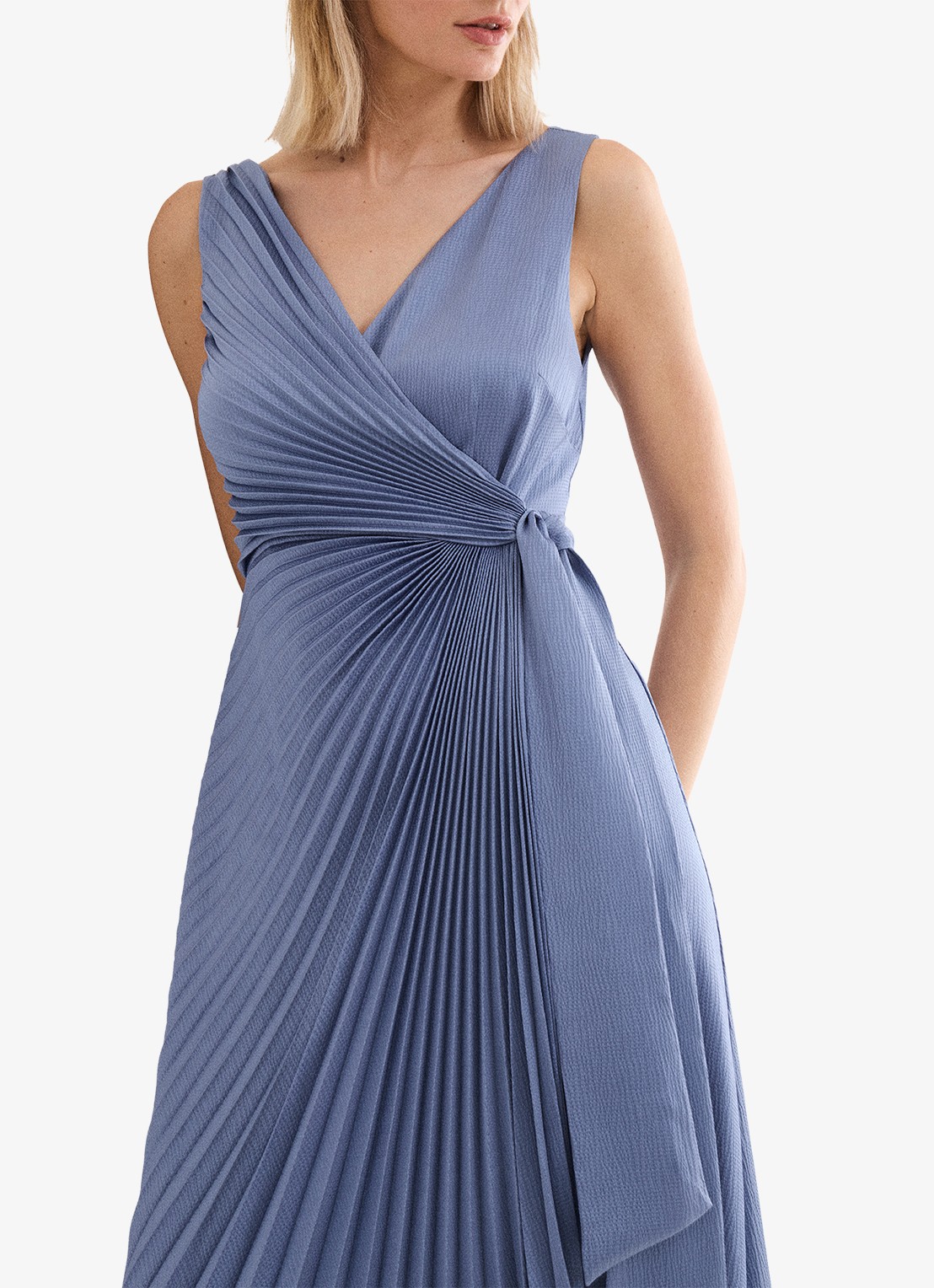 Phase Eight Emlyn maxi wikkeljurk met plooien - detail 3 lichtblauw