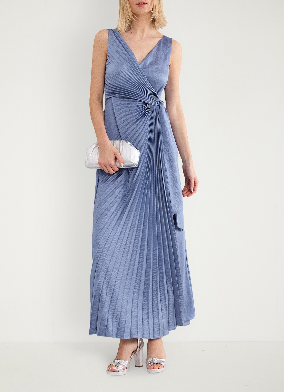 Phase Eight Emlyn maxi wikkeljurk met plooien - voorkant 8 lichtblauw