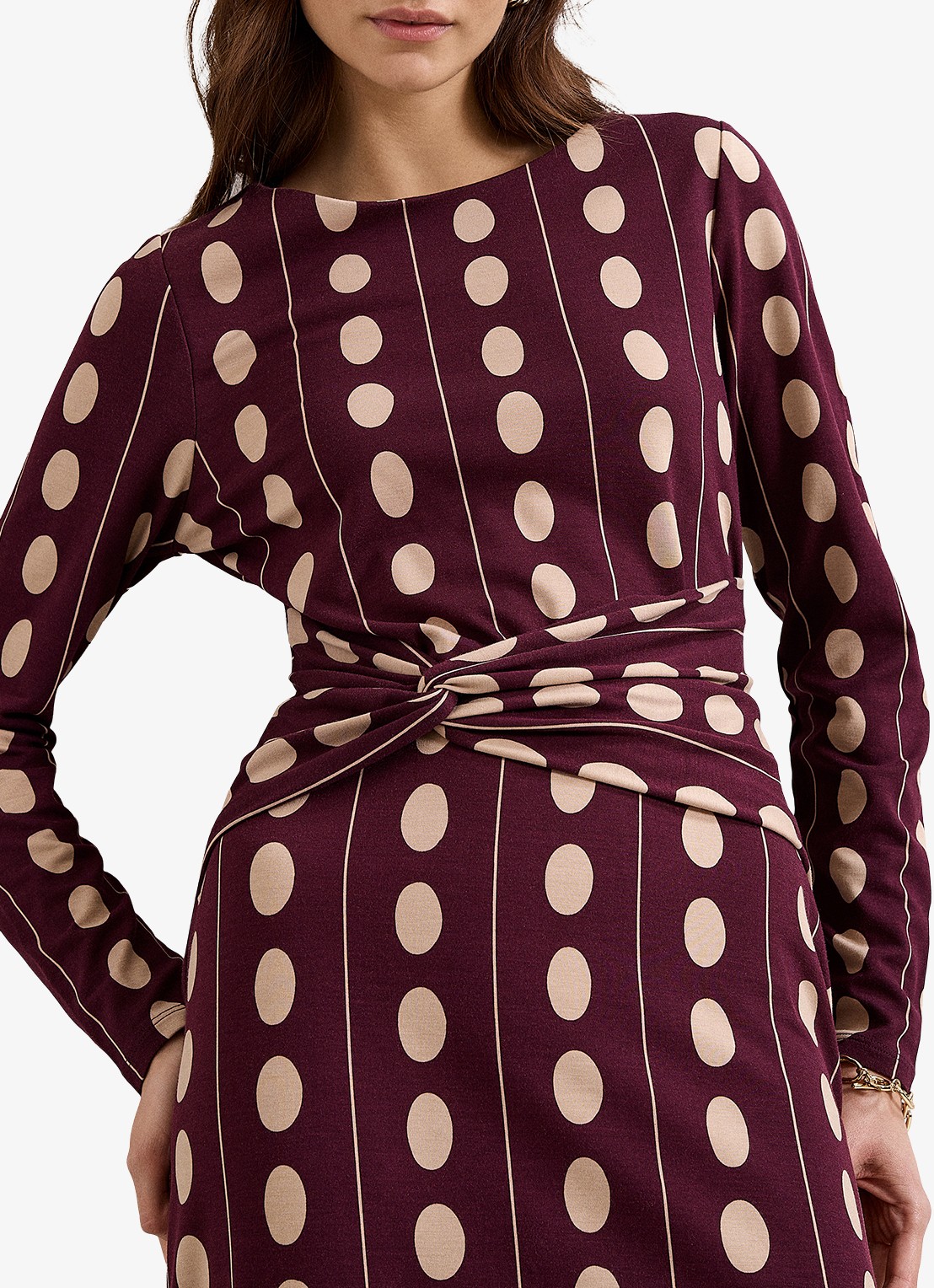 Phase Eight Eugenie maxi jurk met stippenprint - detail bordeauxrood
