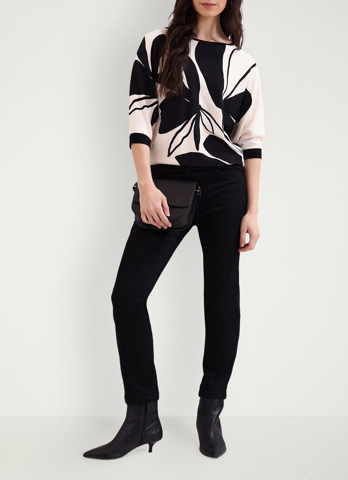Phase Eight Faith Floral fijngebreide trui met print - voorkant 3 zwart