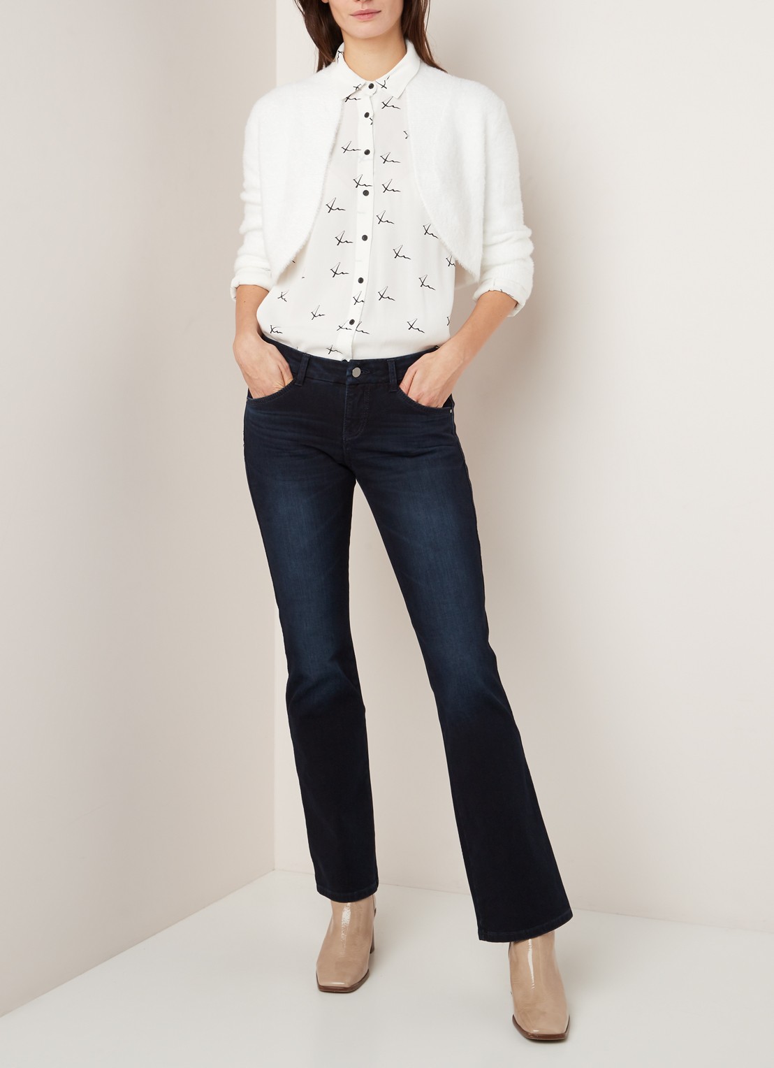 Phase Eight Fay Fluffy bolero met driekwart mouw - voorkant 2 ivoor