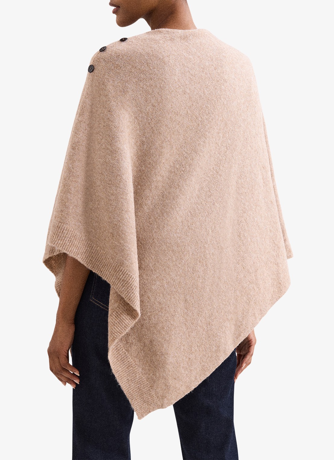 Phase Eight Fijngebreide poncho met knoopdetail - achterkant camel