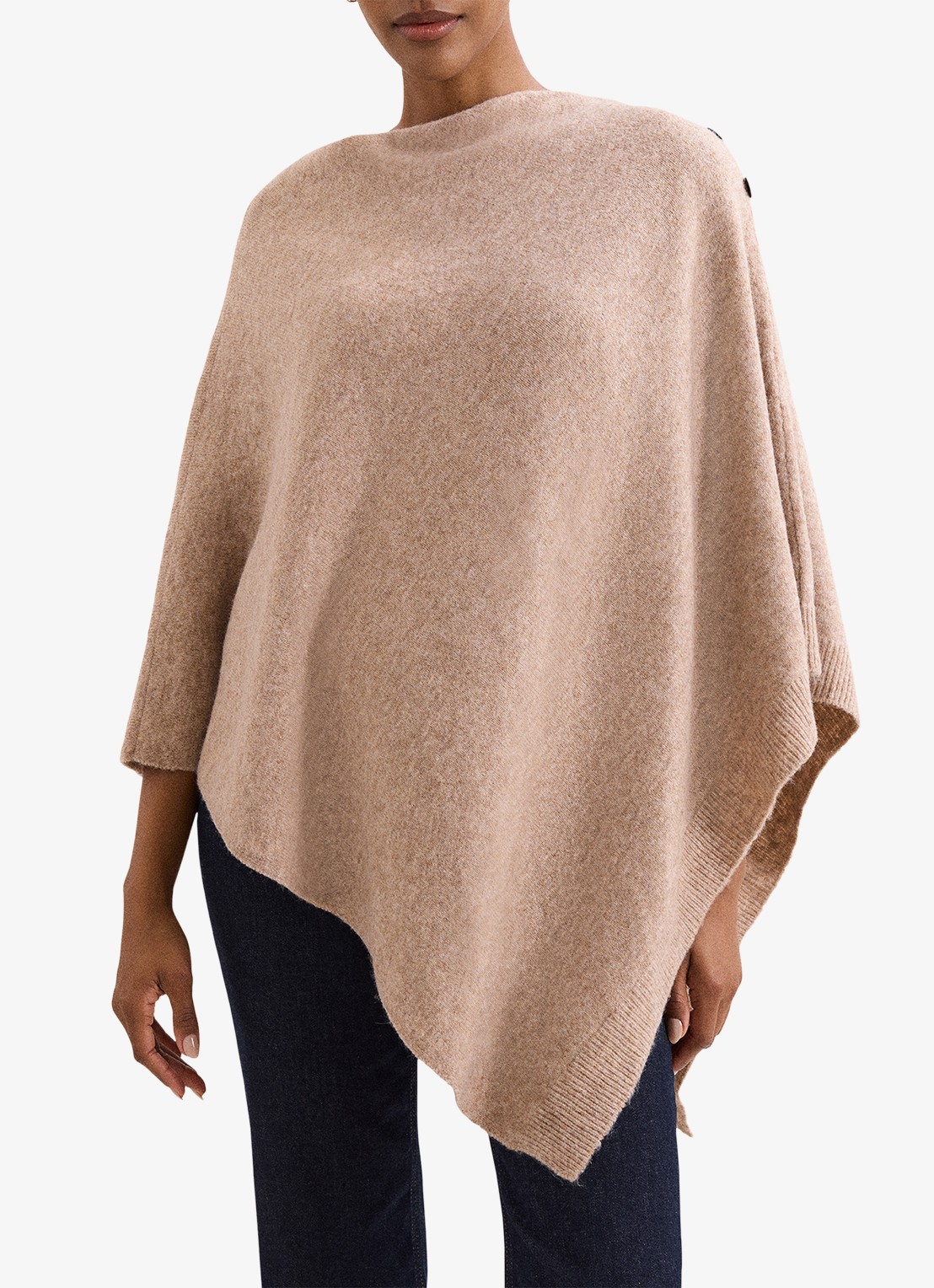 Phase Eight Fijngebreide poncho met knoopdetail - detail 4 camel