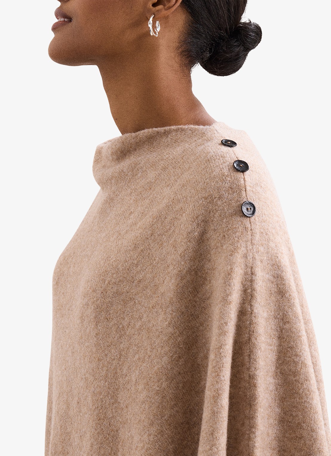 Phase Eight Fijngebreide poncho met knoopdetail - detail 5 camel