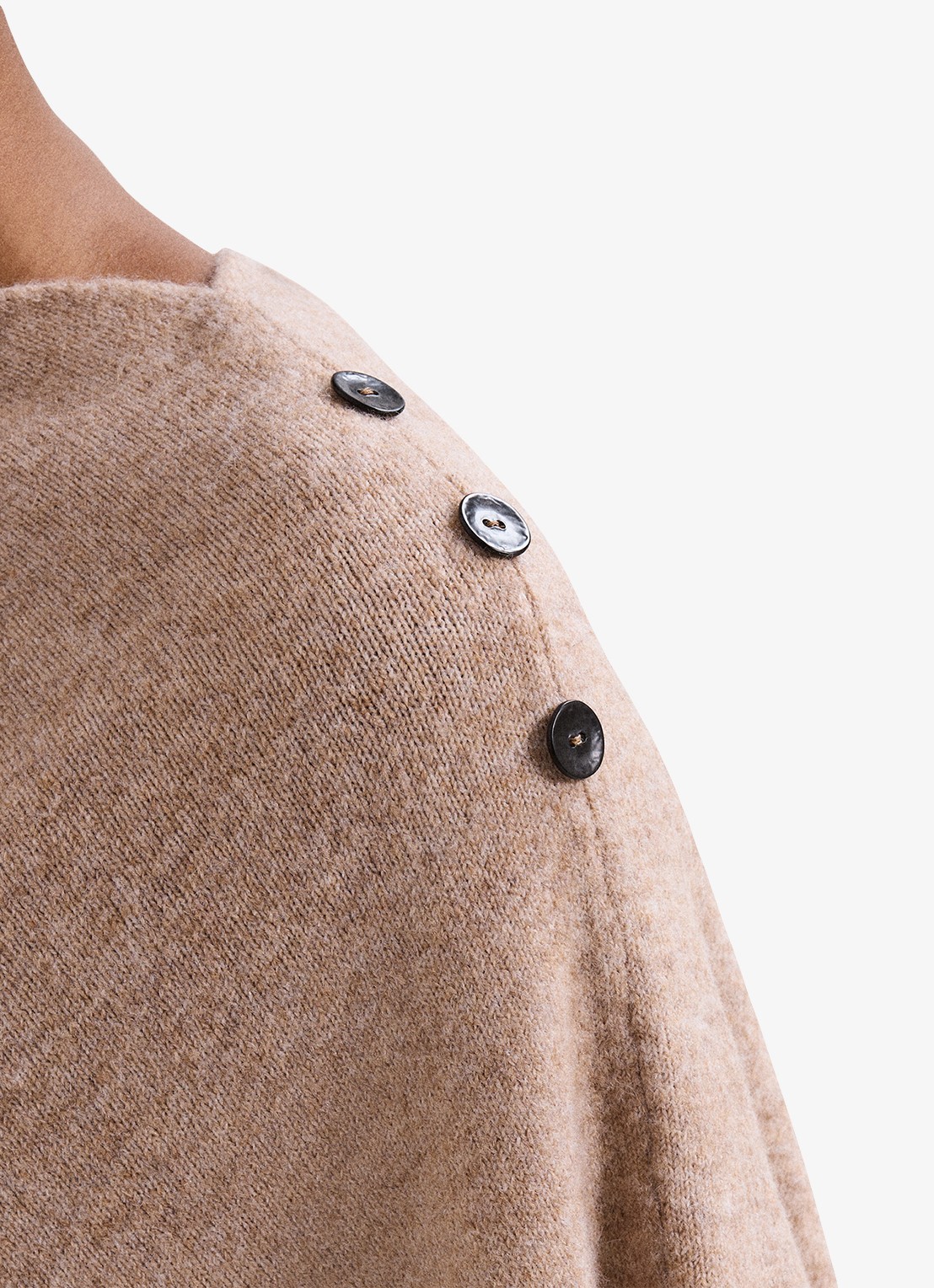Phase Eight Fijngebreide poncho met knoopdetail - detail 6 camel