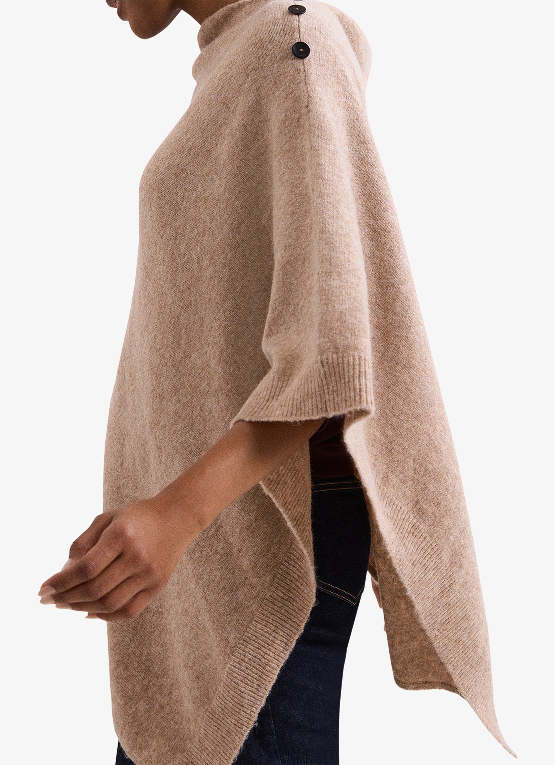 Phase Eight Fijngebreide poncho met knoopdetail - detail 7 camel