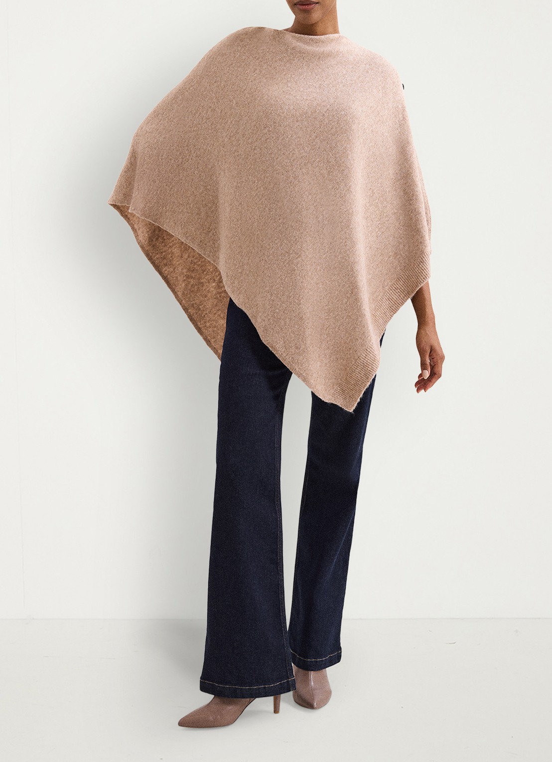 Phase Eight Fijngebreide poncho met knoopdetail - voorkant 3 camel