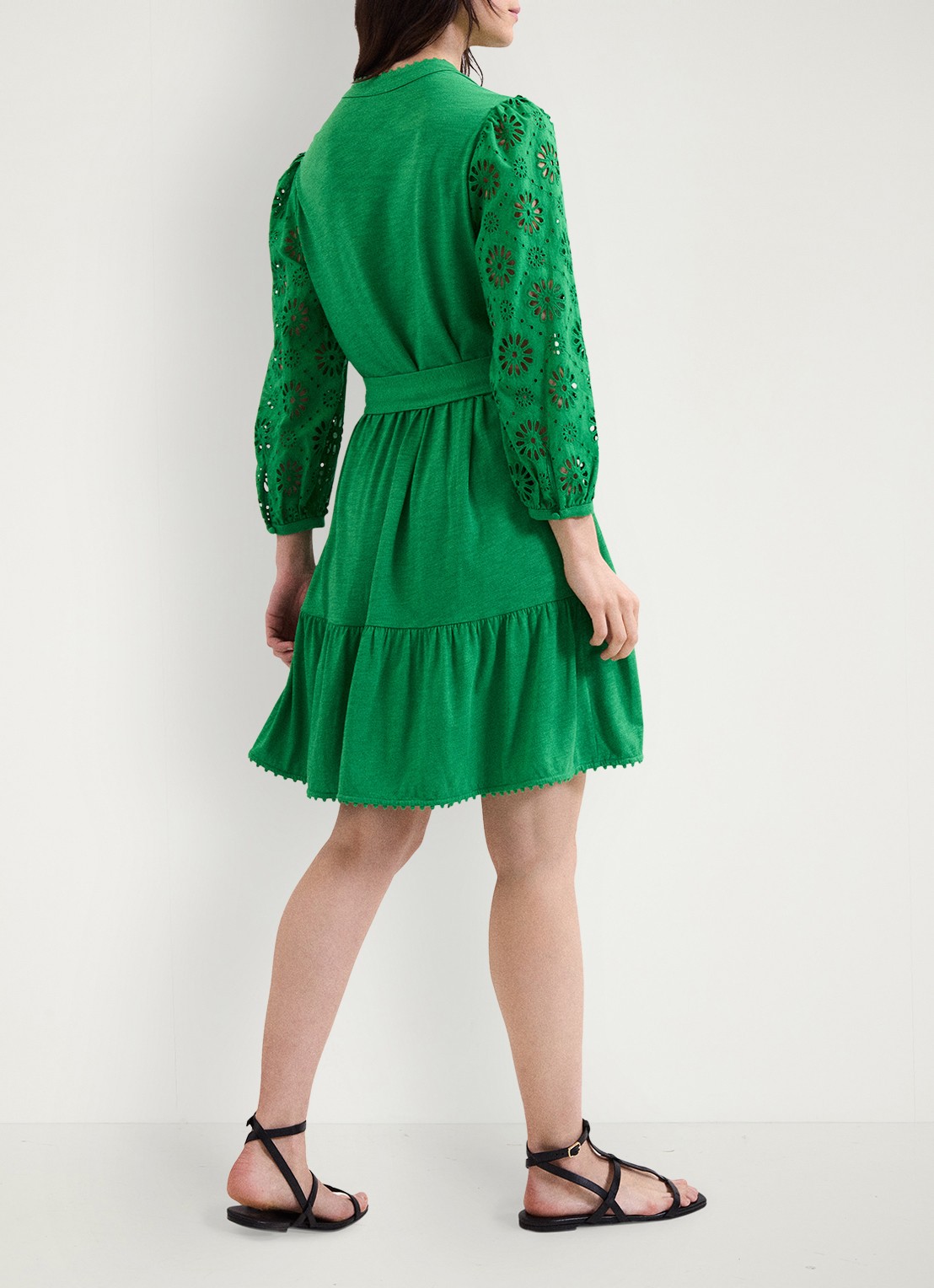 Phase Eight Florie mini jurk met strikceintuur en opengewerkt dessin - achterkant 5 green