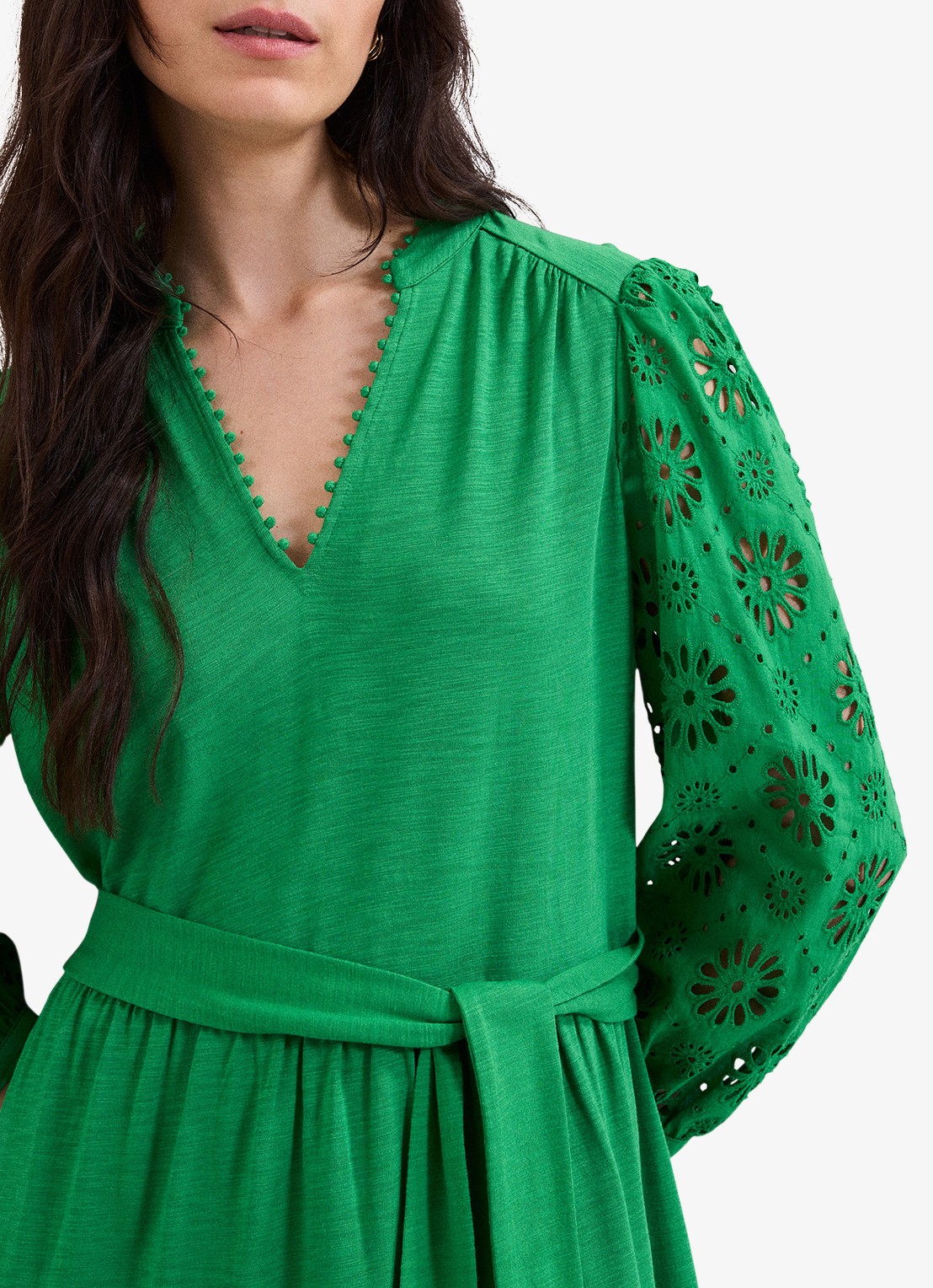 Phase Eight Florie mini jurk met strikceintuur en opengewerkt dessin - detail 2 green