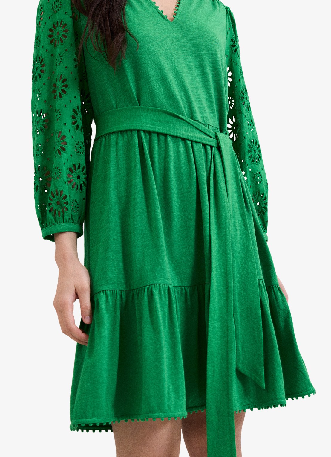 Phase Eight Florie mini jurk met strikceintuur en opengewerkt dessin - detail 3 green