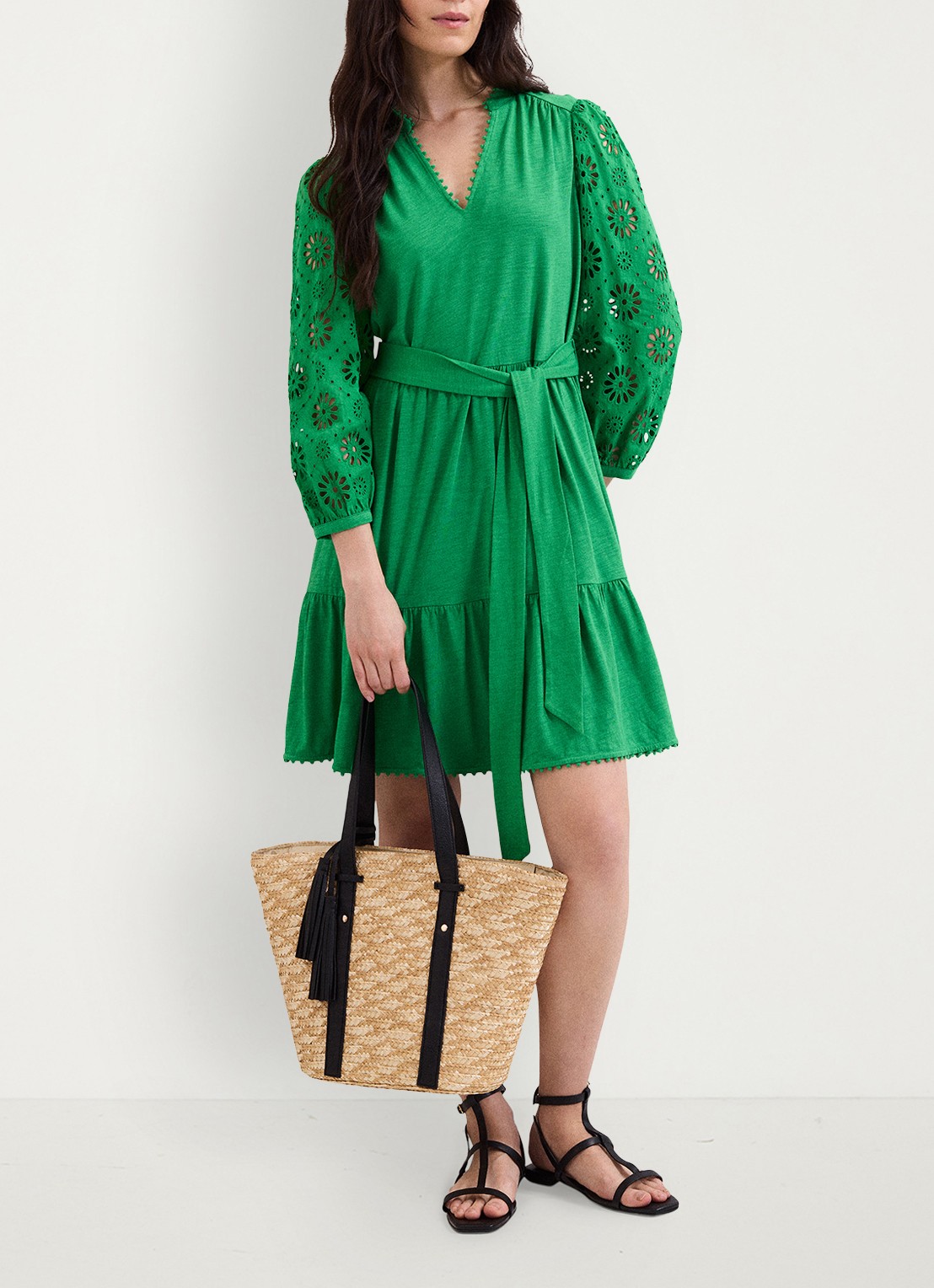 Phase Eight Florie mini jurk met strikceintuur en opengewerkt dessin - voorkant 7 green