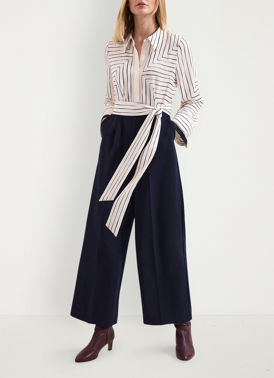 Phase Eight Geo wide fit jumpsuit met grafische print - voorkant 3 donkerblauw