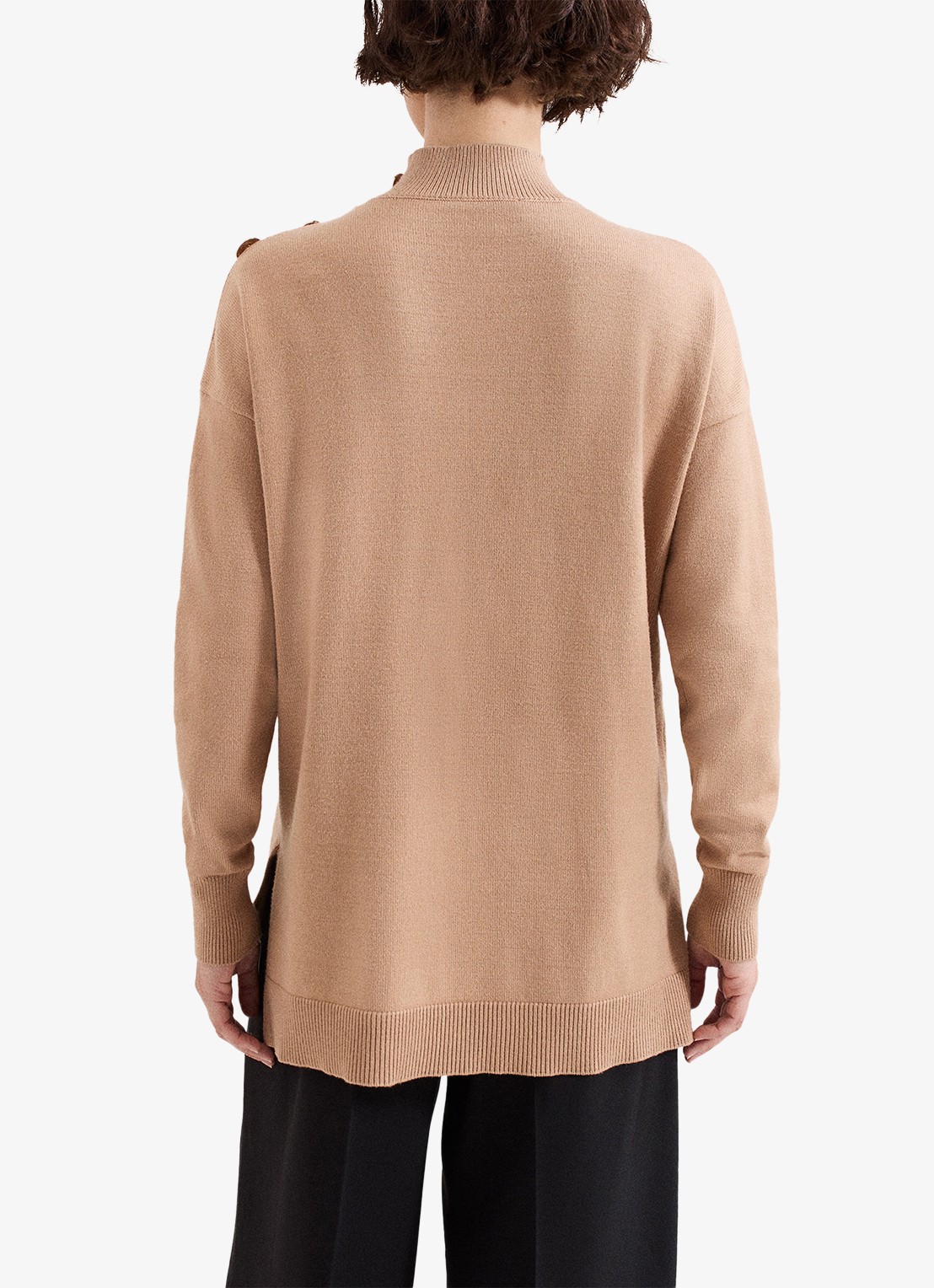 Phase Eight Holly fijngebreide trui met knoopdetail en col - achterkant camel