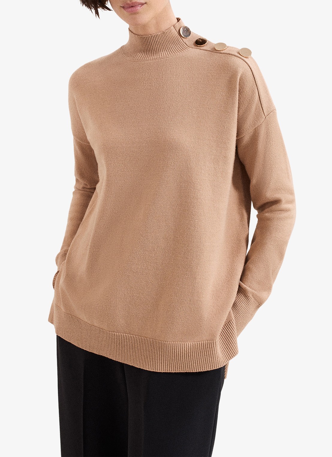 Phase Eight Holly fijngebreide trui met knoopdetail en col - detail 4 camel