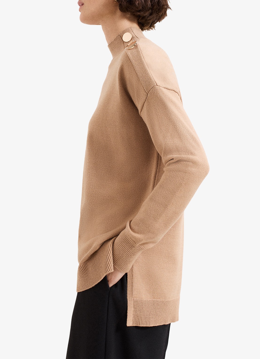Phase Eight Holly fijngebreide trui met knoopdetail en col - detail 6 camel