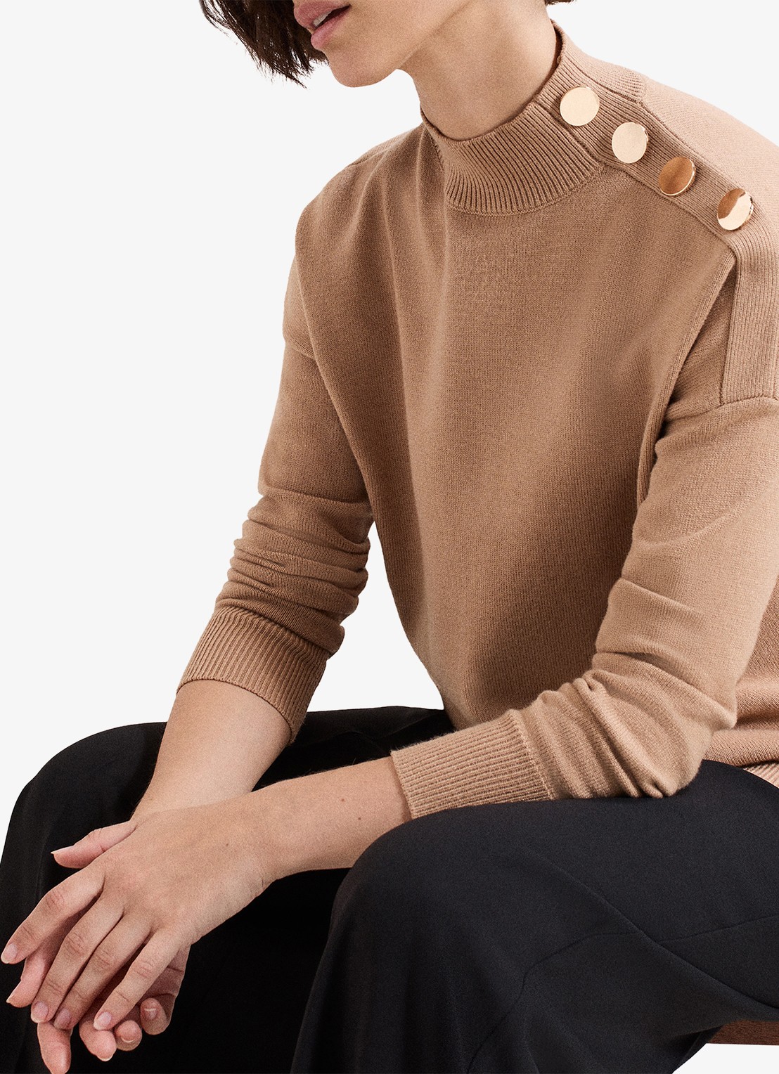 Phase Eight Holly fijngebreide trui met knoopdetail en col - detail 7 camel