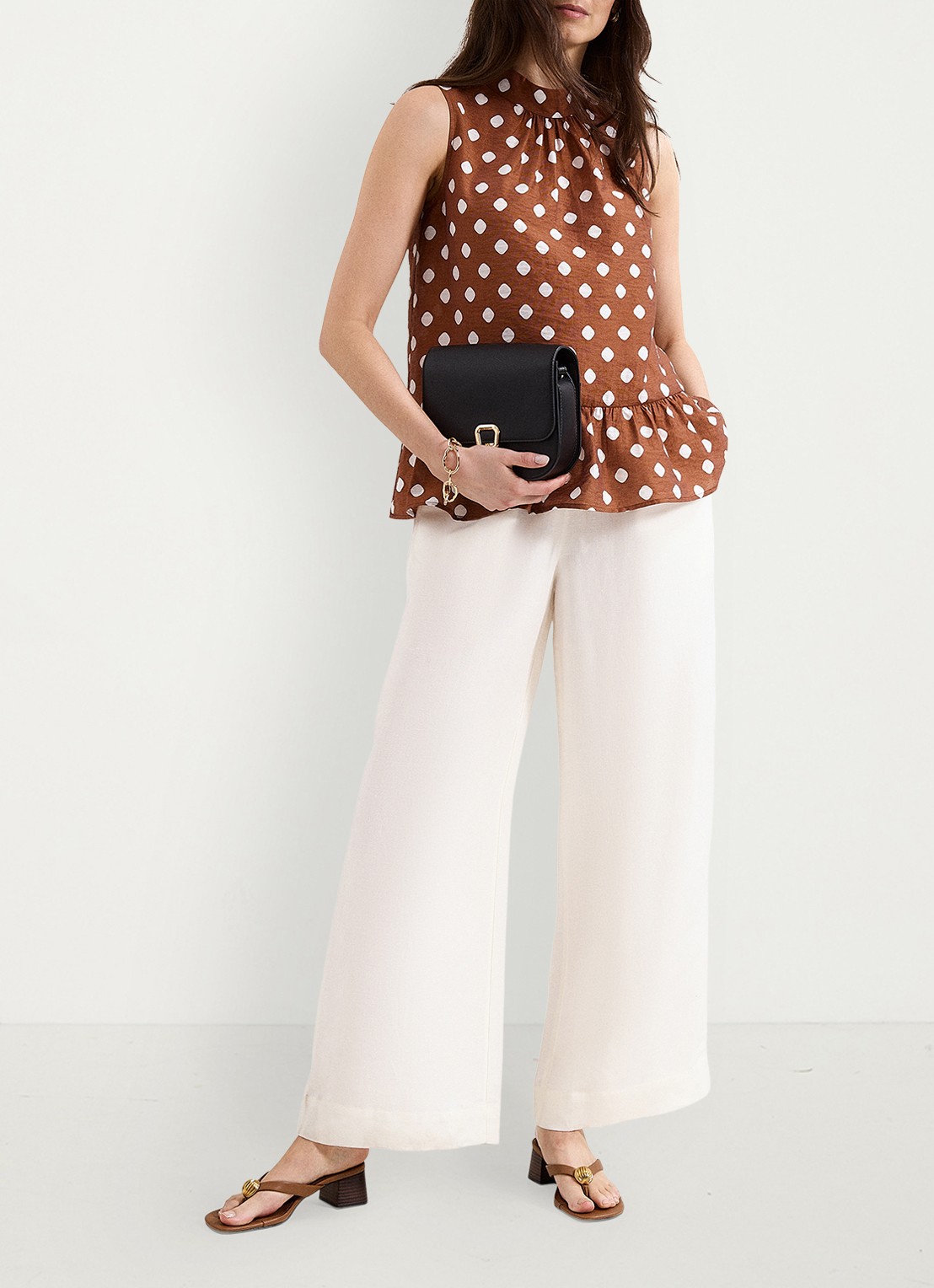 Phase Eight Indie blouse in linnenblend met stippenprint en plooien - voorkant 6 donkerbruin