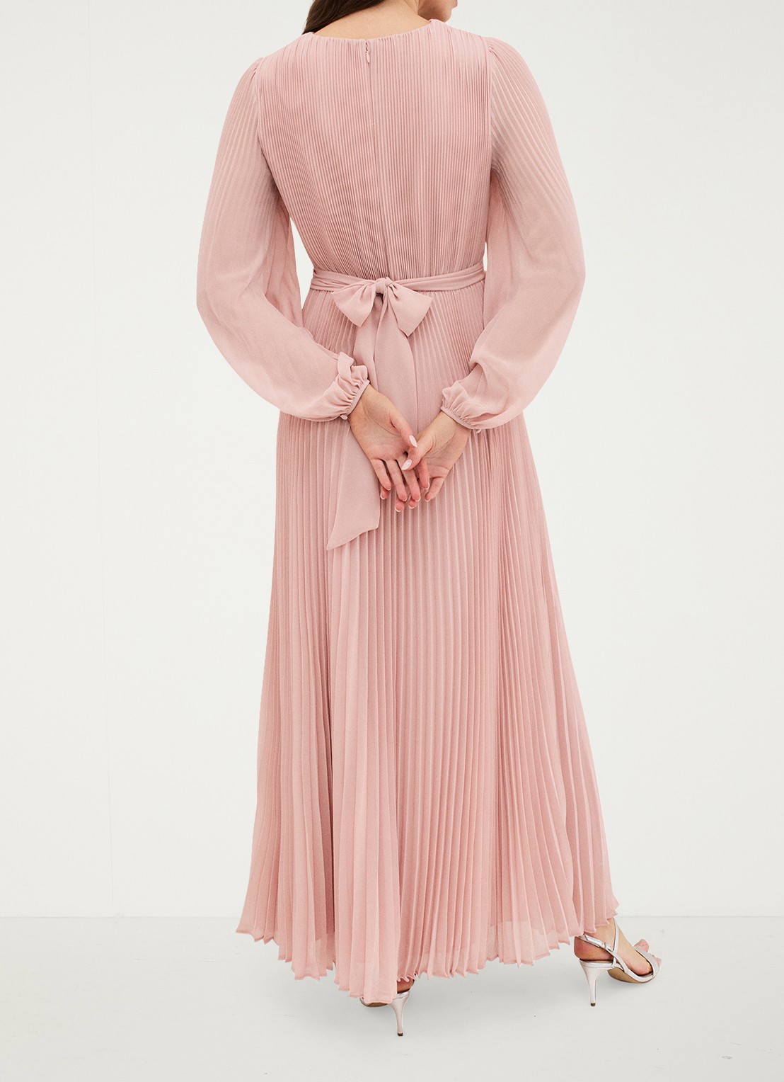 Phase Eight Isadora maxi jurk met plissé en strikceintuur - achterkant lichtroze