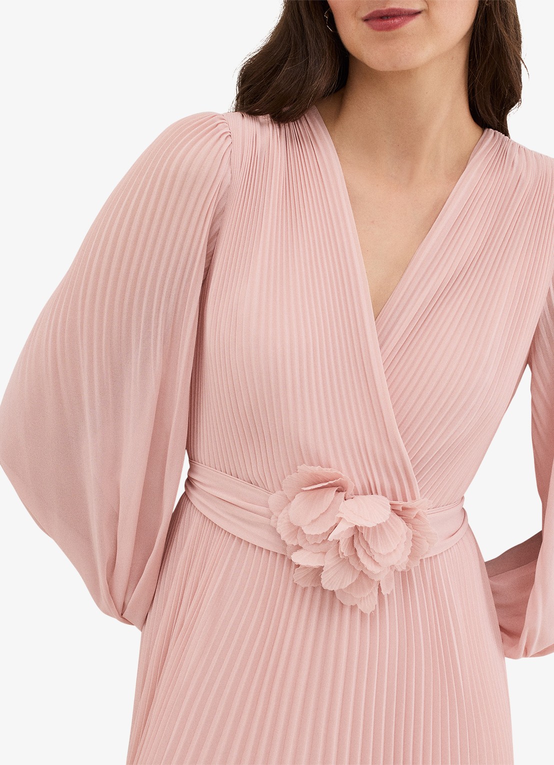 Phase Eight Isadora maxi jurk met plissé en strikceintuur - detail 4 lichtroze