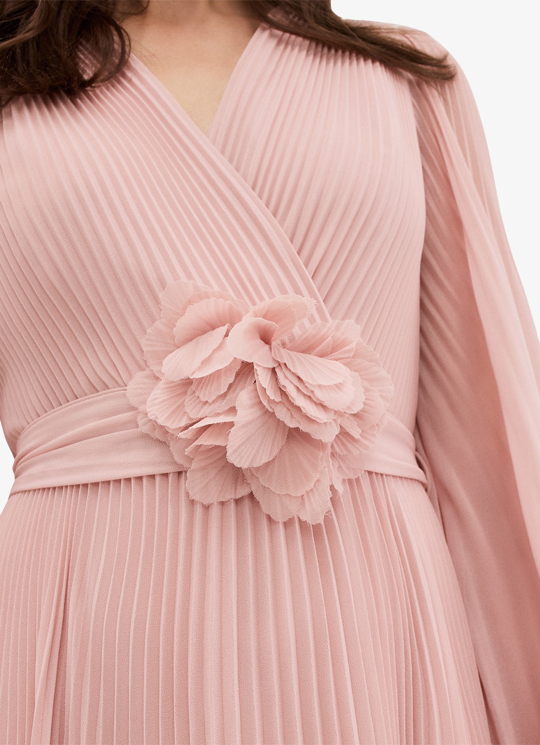 Phase Eight Isadora maxi jurk met plissé en strikceintuur - detail 5 lichtroze