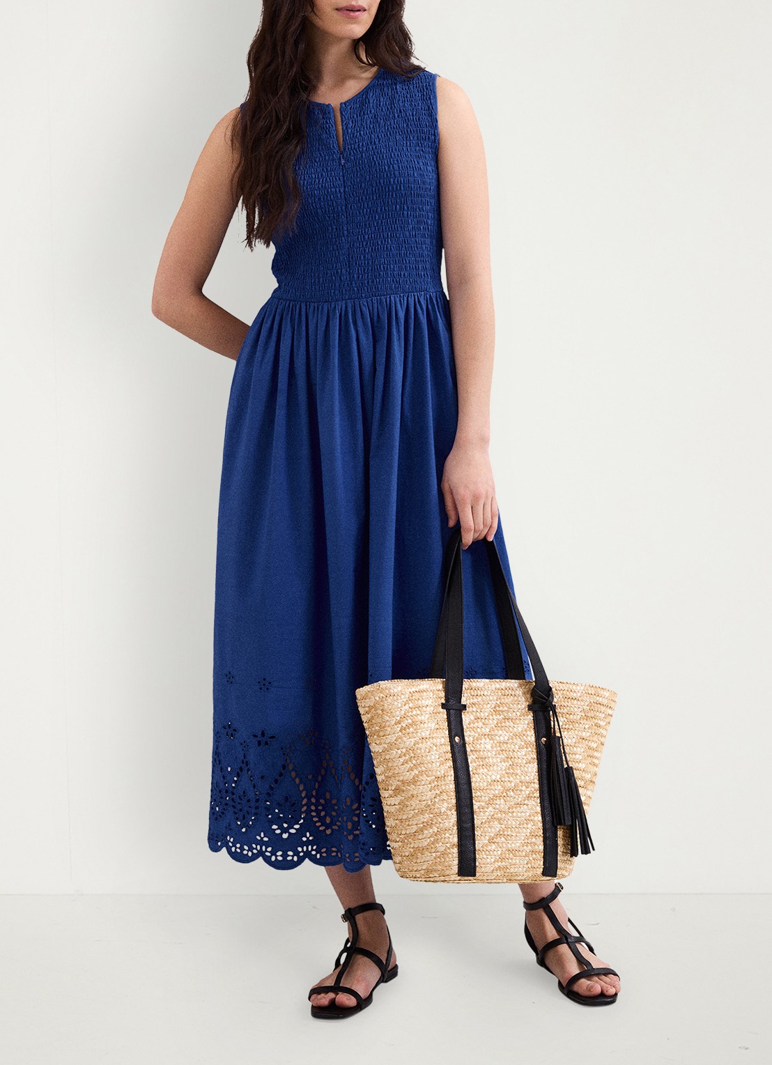 Phase Eight Jade midi jurk met smockwerk en broderie - detail 3 donkerblauw