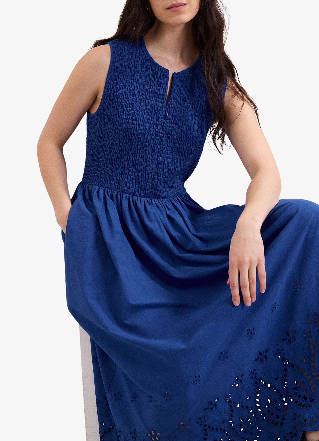 Phase Eight Jade midi jurk met smockwerk en broderie - detail 4 donkerblauw
