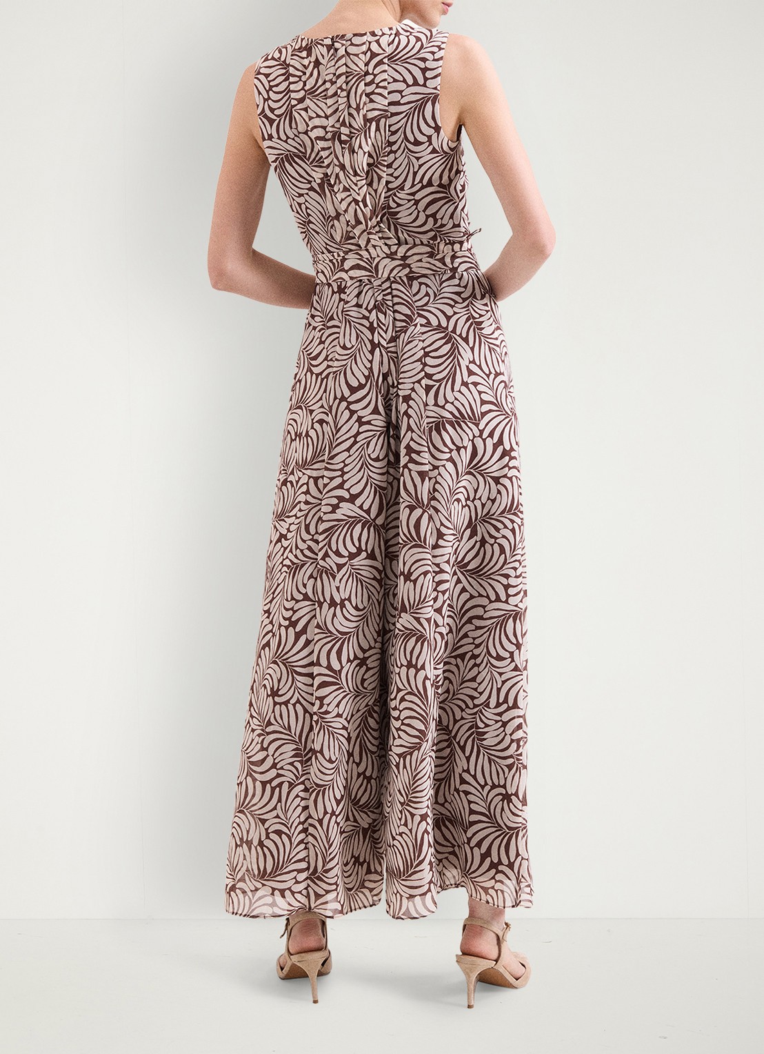 Phase Eight Janine wide fit jumpsuit met bloemenprint - achterkant 6 lichtbruin