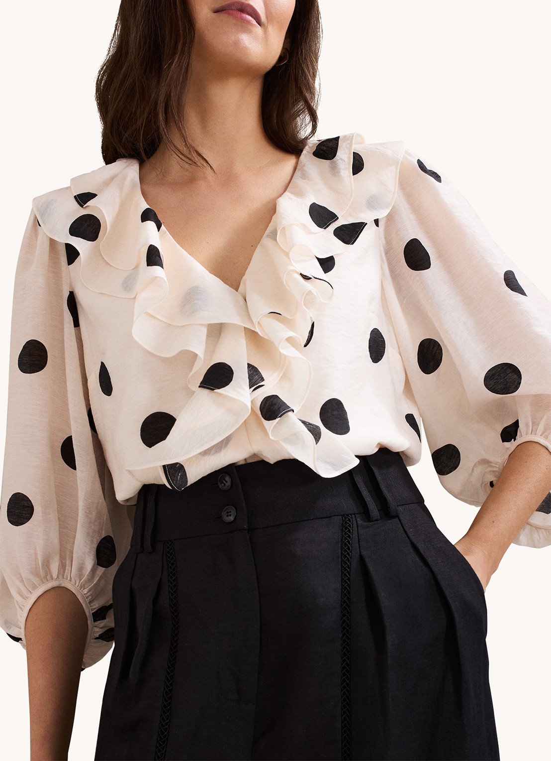 Phase Eight Jaqlyn blouse in linnenblend met stippenprint - detail lichtroze
