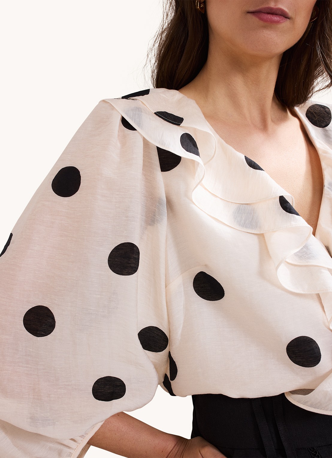 Phase Eight Jaqlyn blouse in linnenblend met stippenprint - detail 3 lichtroze