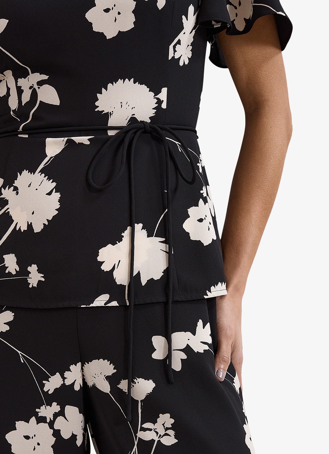 Phase Eight Jolie wide fit jumpsuit met bloemenprint en strikceintuur - detail 6 zwart