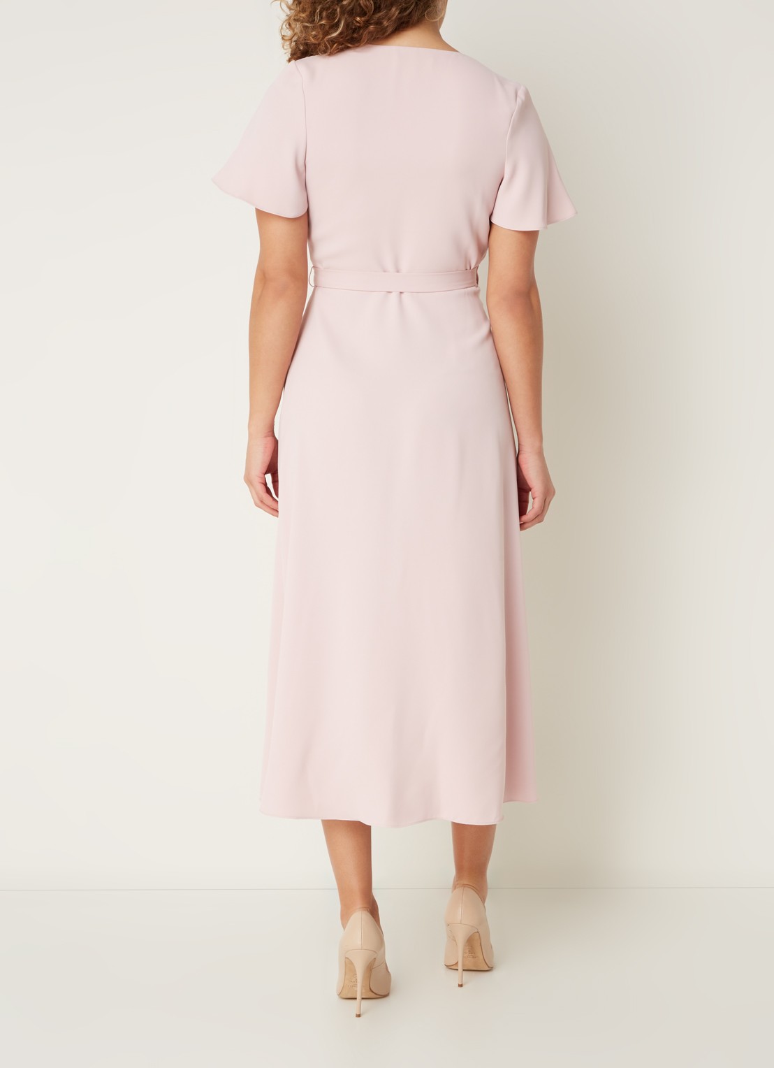 Phase Eight Julissa midi wikkeljurk met volant - achterkant lichtroze
