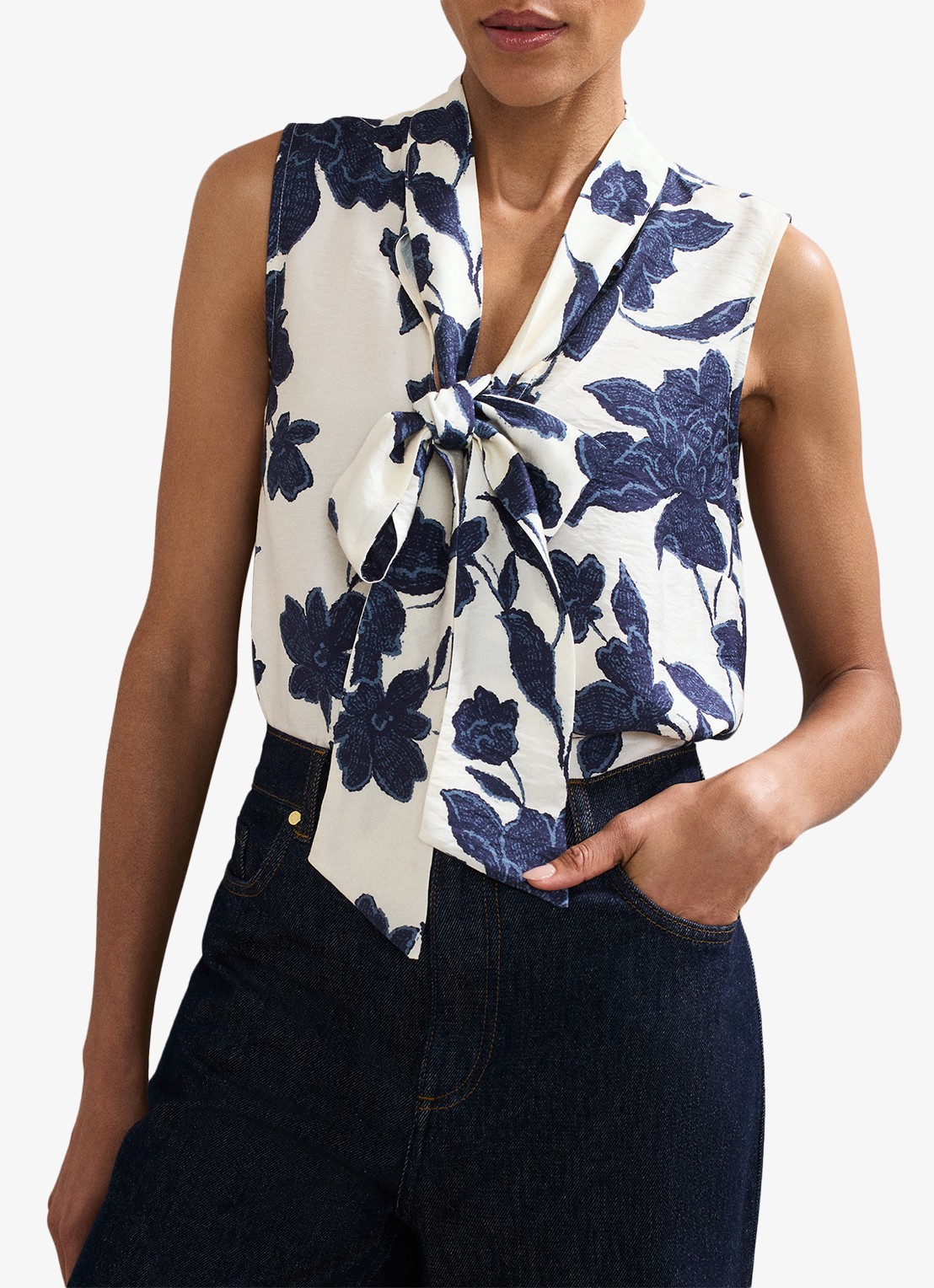 Phase Eight Junie top met bloemenprint en strikkraag - detail 4 gebroken wit