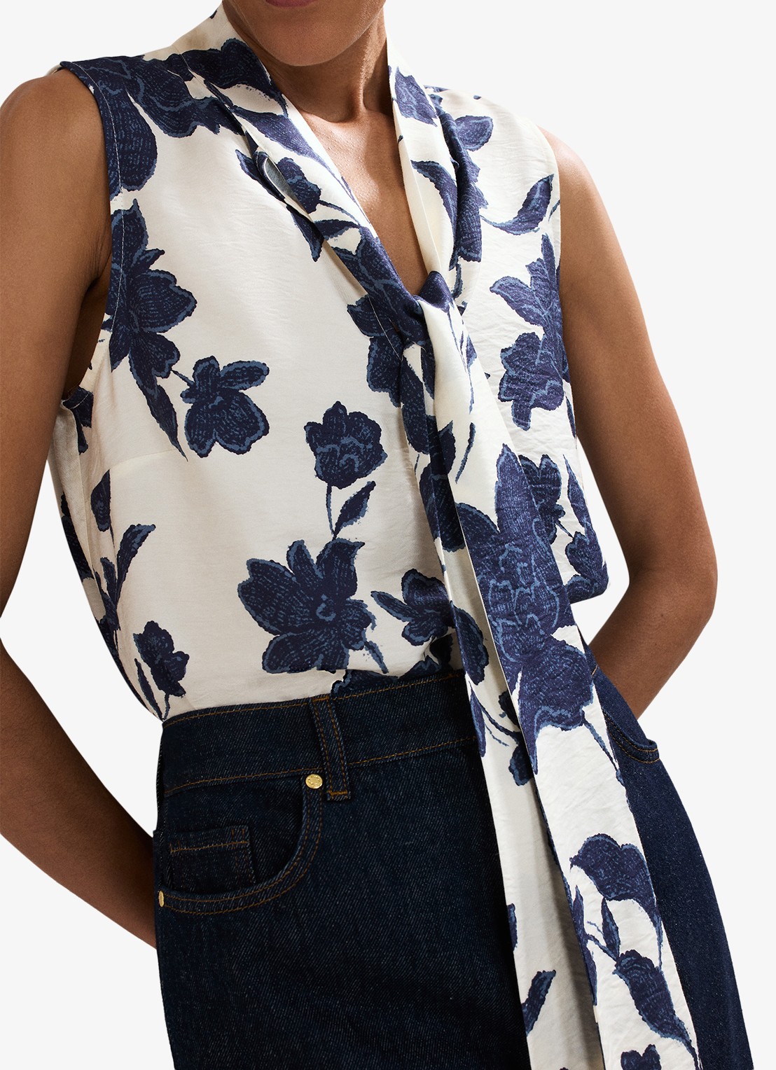 Phase Eight Junie top met bloemenprint en strikkraag - detail 5 gebroken wit