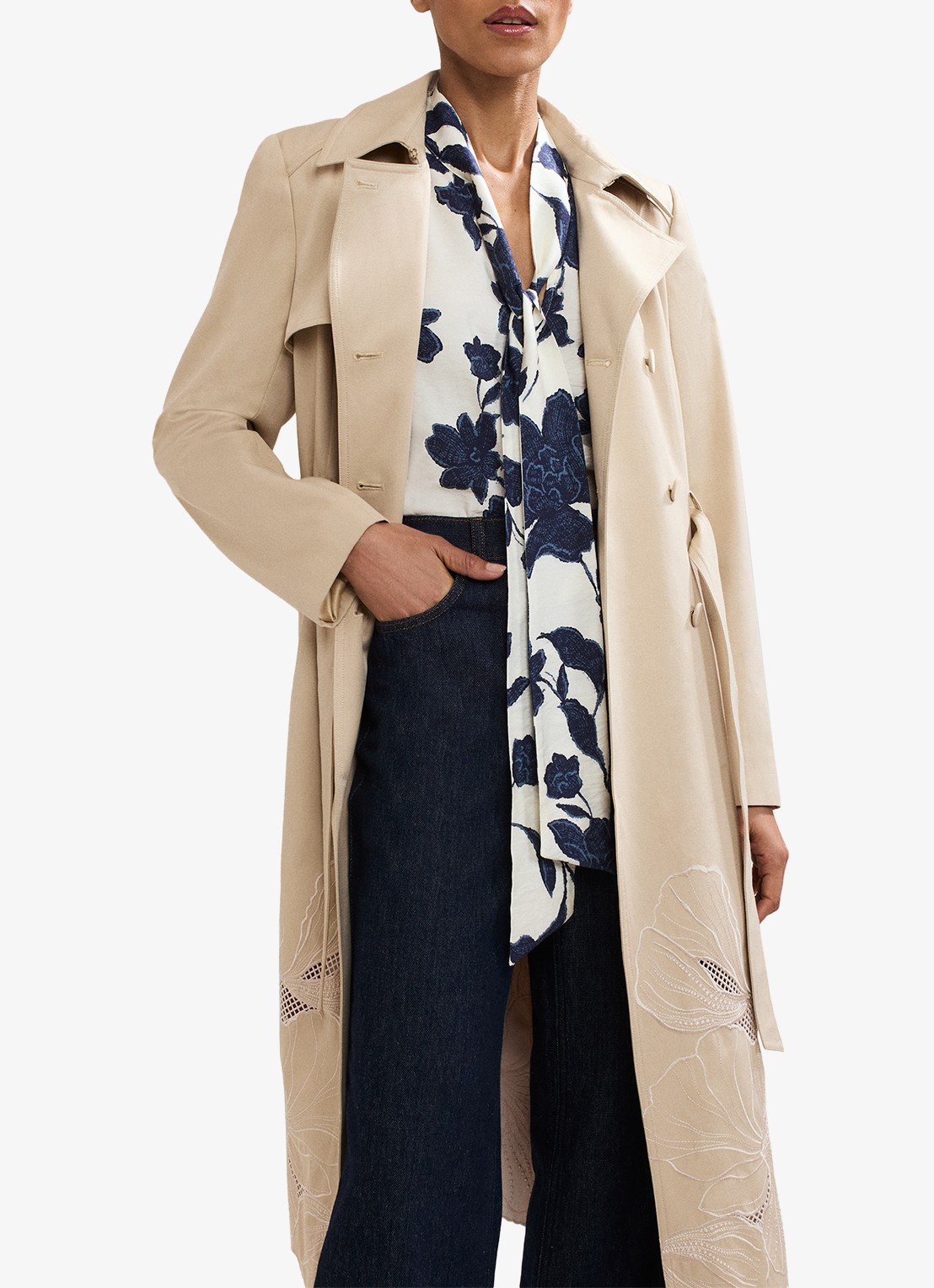 Phase Eight Junie top met bloemenprint en strikkraag - detail 7 gebroken wit