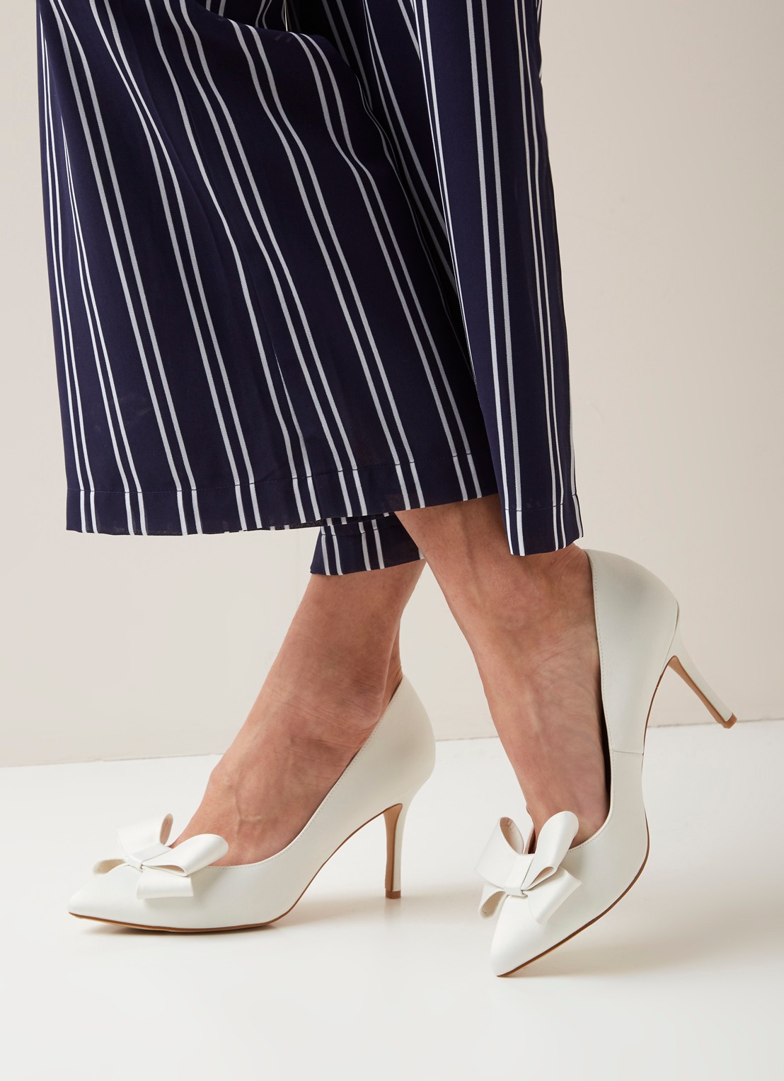 Phase Eight Kara pump met strikdetail - voorkant 5 ivoor