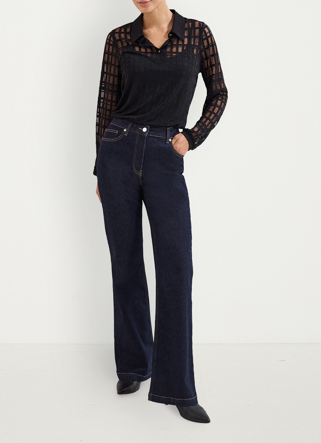 Phase Eight Kennedy semi-transparante blouse met polokraag - voorkant 8 zwart