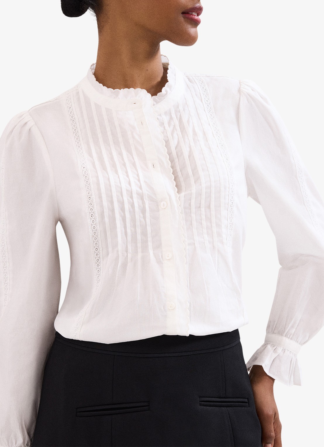 Phase Eight Laurie blouse met opstaande kraag - detail 4 gebroken wit