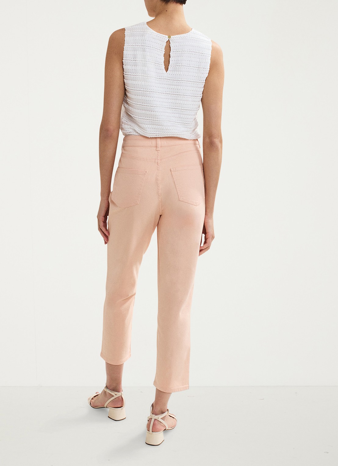 Phase Eight Lindsey mid waist cropped slim fit jeans met gekleurde wassing - achterkant zalmroze