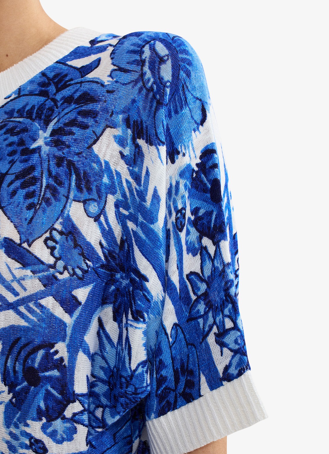 Phase Eight Lizzy fijngebreide top in linnenblend met bloemenprint - detail 6 blauw
