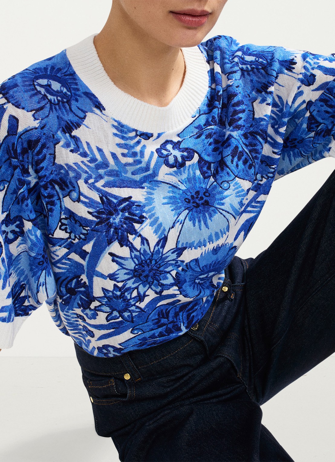 Phase Eight Lizzy fijngebreide top in linnenblend met bloemenprint - detail 7 blauw