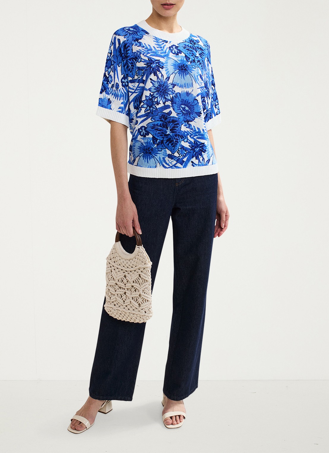 Phase Eight Lizzy fijngebreide top in linnenblend met bloemenprint - voorkant 3 blauw