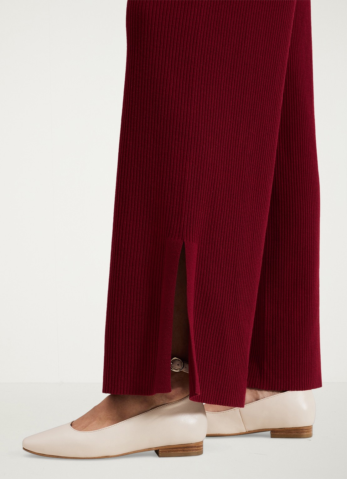 Phase Eight Lori ribgebreide high waist wide fit broek - detail 5 bordeauxrood