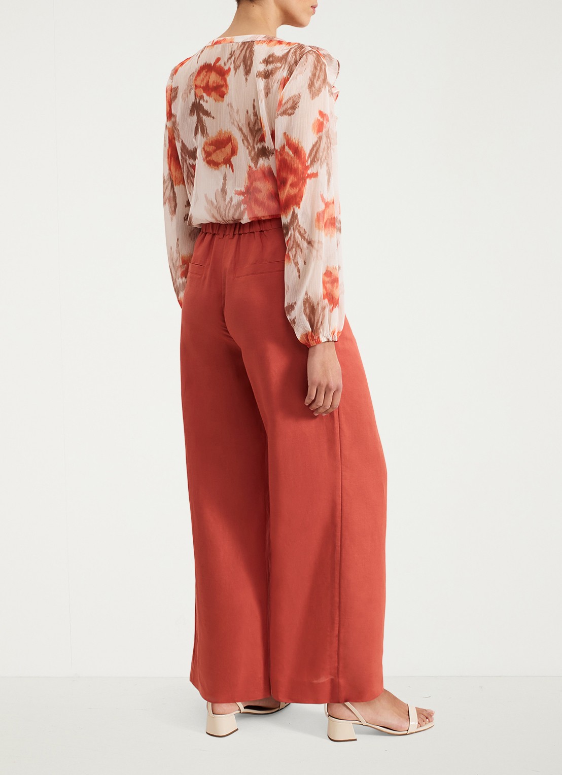 Phase Eight Lottie high waist loose fit pantalon in linnenblend - achterkant 8 roodbruin