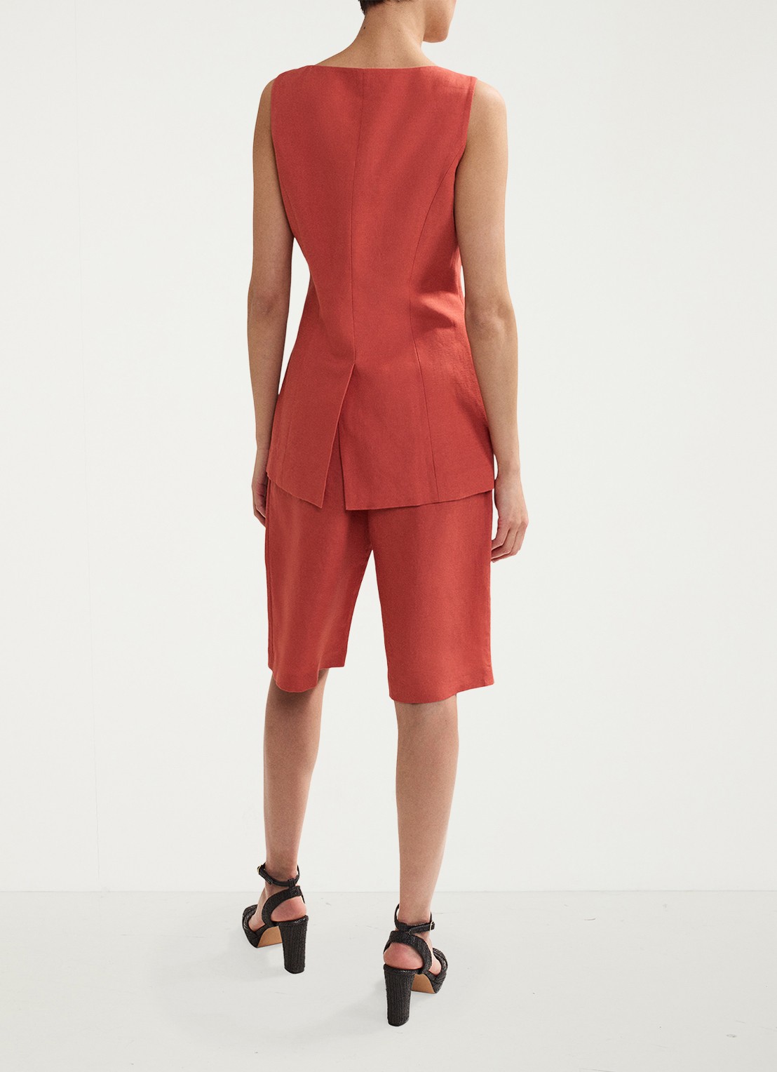 Phase Eight Lottie mid waist straight fit korte broek in linnenblend - achterkant 4 roodbruin
