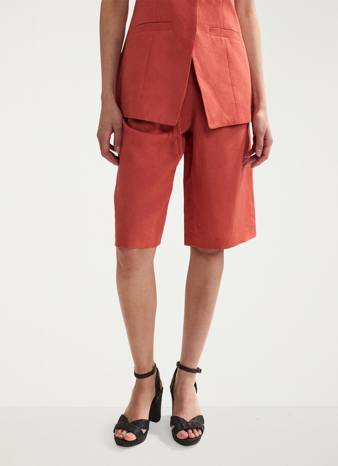 Phase Eight Lottie mid waist straight fit korte broek in linnenblend - detail roodbruin
