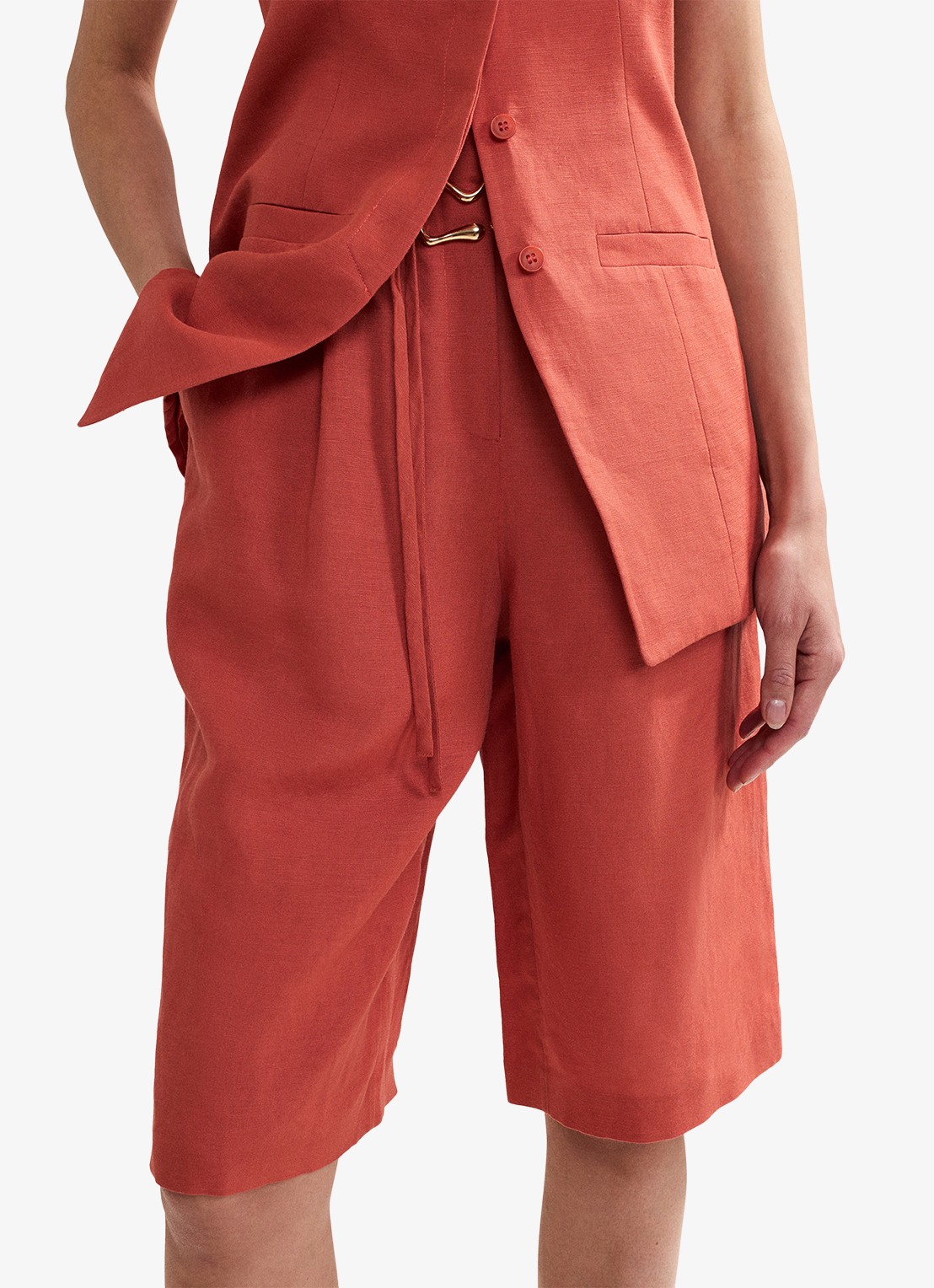 Phase Eight Lottie mid waist straight fit korte broek in linnenblend - detail 2 roodbruin