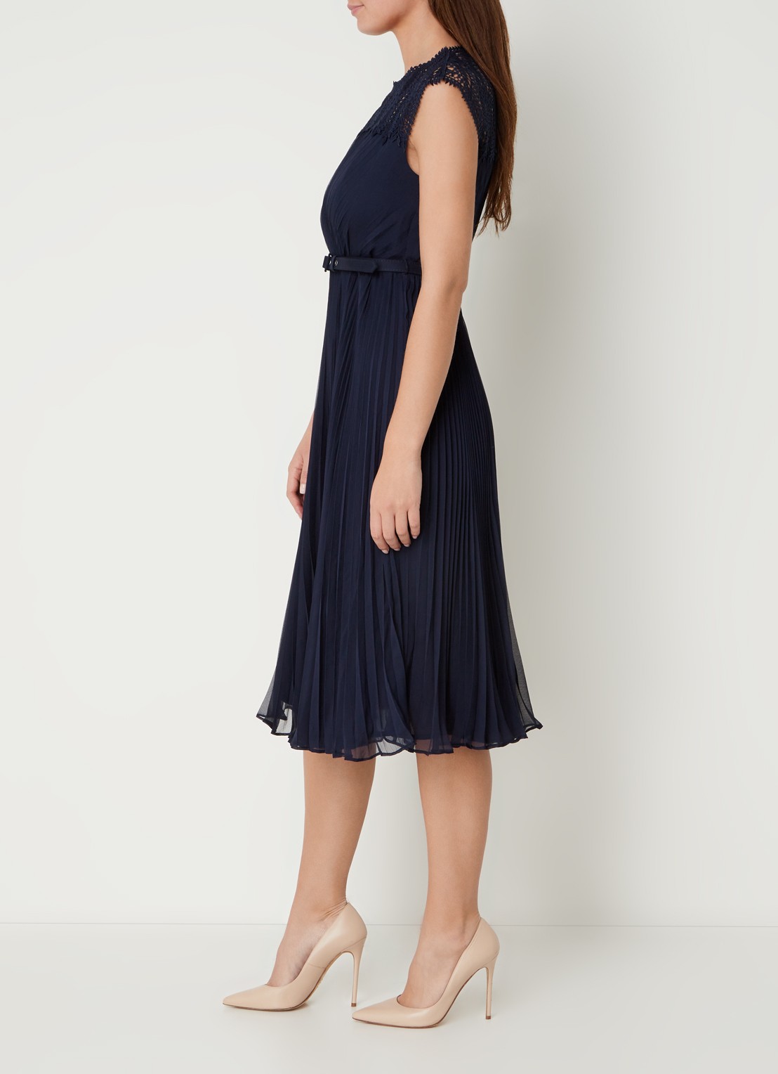 Phase Eight Makaela midi jurk met plissé en ceintuur  - voorkant 2 donkerblauw