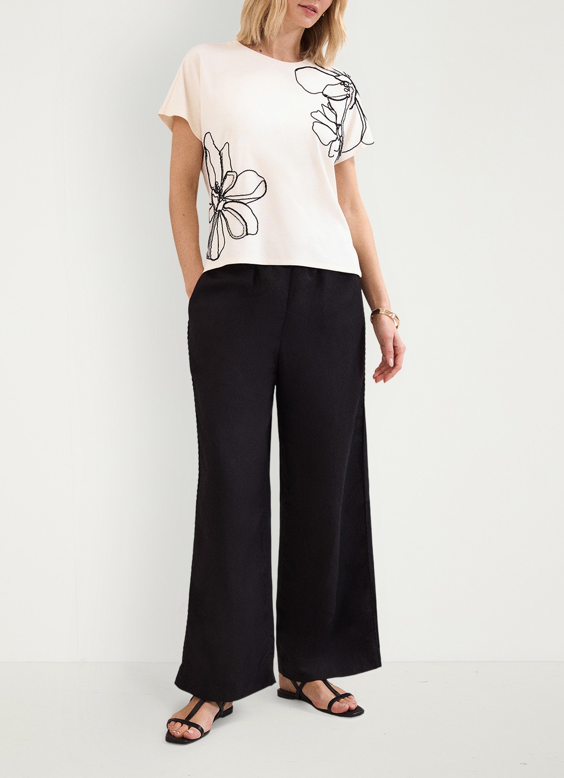 Phase Eight Malani T-Shirt met kralendecoratie - voorkant 7 wit